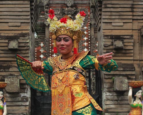 LA REPRESENTACION DE LA DANZA LEGONG KERATON