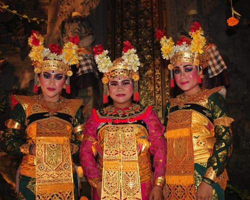 bali LA REPRESENTACION DE LA DANZA LEGONG KERATON