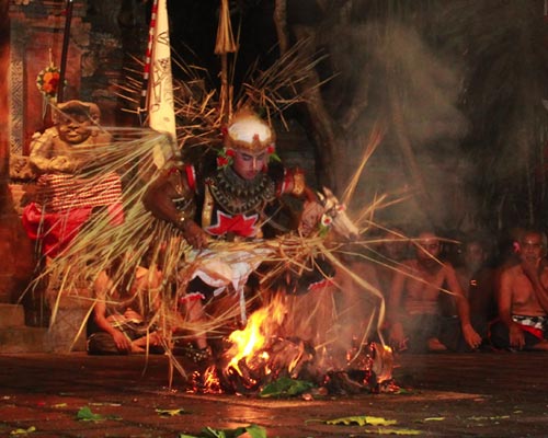 La Danza Del Kecak Y Fuego