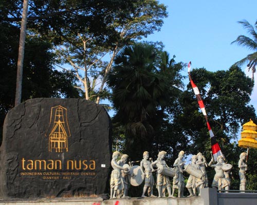 La Bella Indonesia En El Parque De Taman Nusa