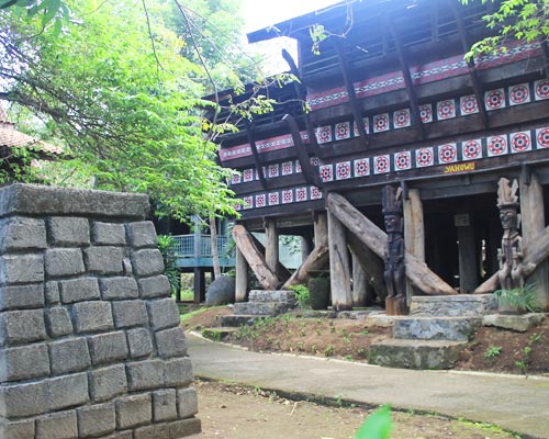 La Bella Indonesia En El Parque De Taman Nusa